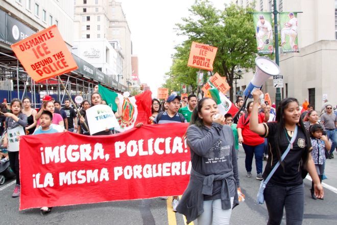 Juntos demonstrates against I.C.E. detainments.