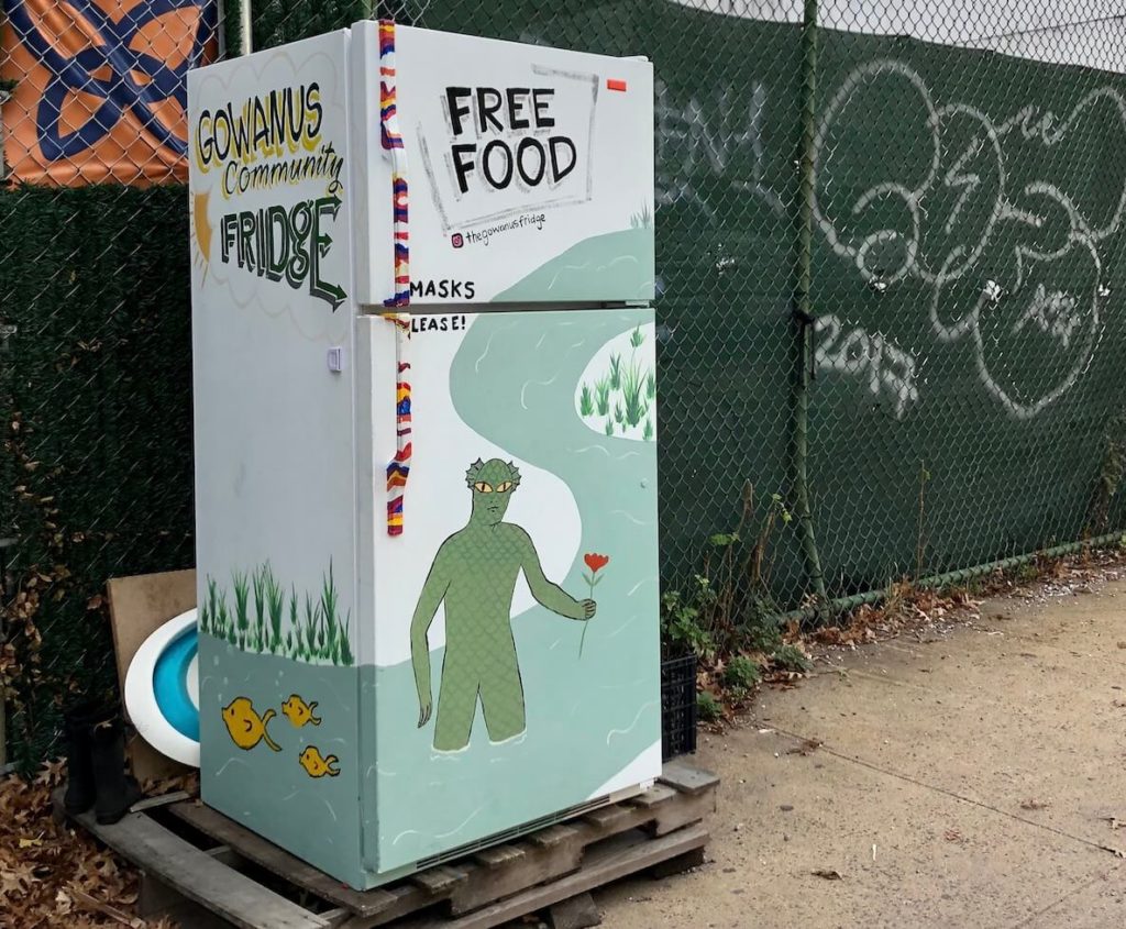 Общественный холодильник в Бруклине, Нью-Йорк.