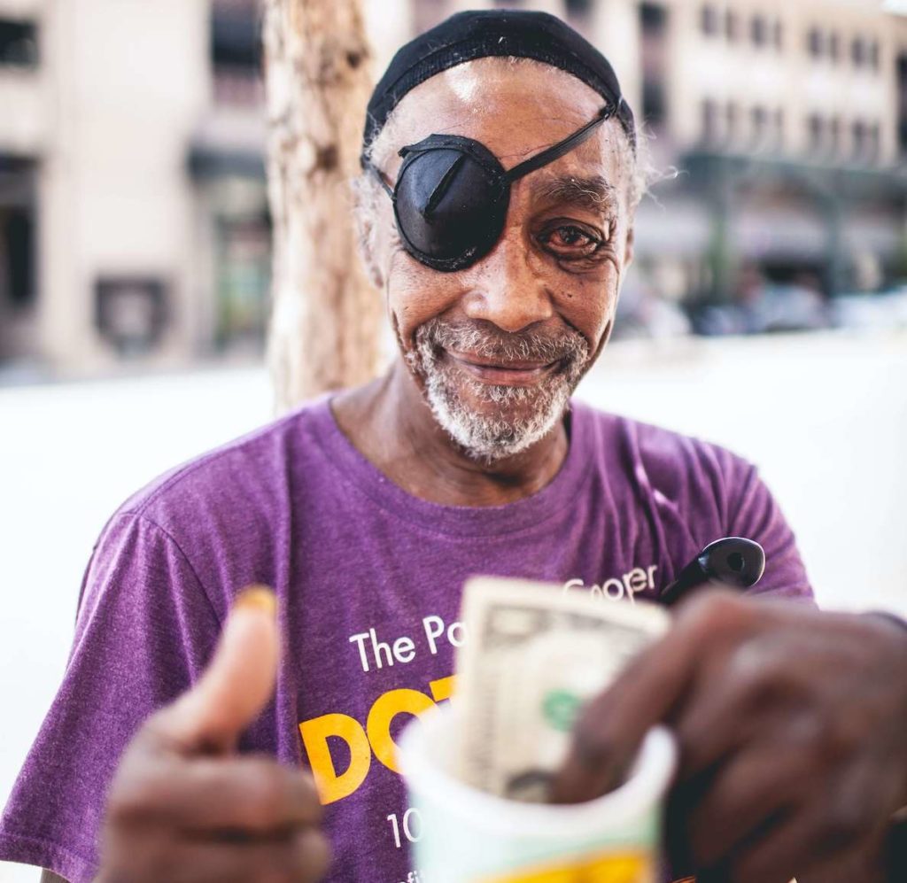This photo of a homeless veteran accompanies a post about how to help veterans in the United States. 